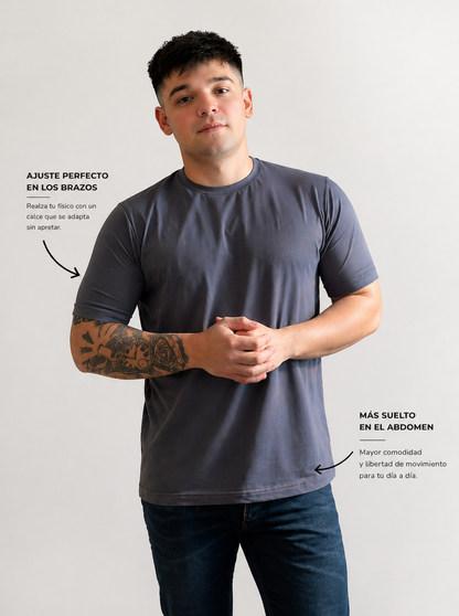 Remera Klaus - Ajustada en brazos, Suelta en Abdomen