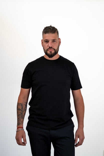 Remera Klaus - Ajustada en brazos, Suelta en Abdomen