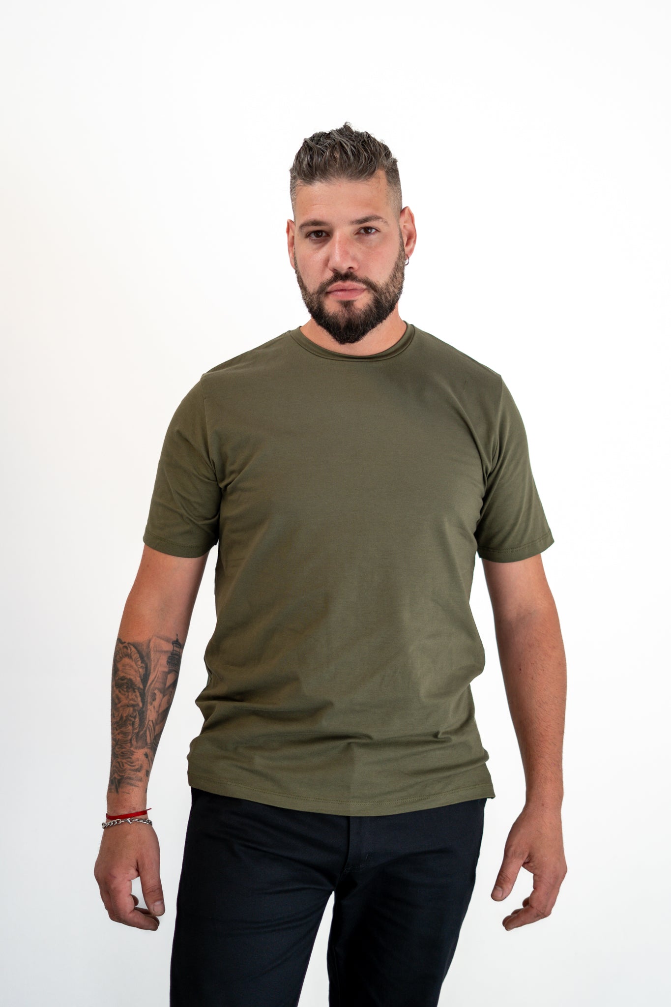 Remera Klaus - Ajustada en brazos, Suelta en Abdomen