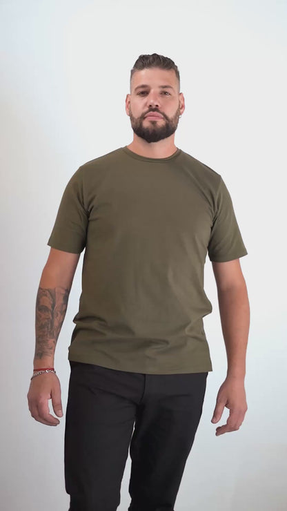 Remera Klaus - Ajustada en brazos, Suelta en Abdomen